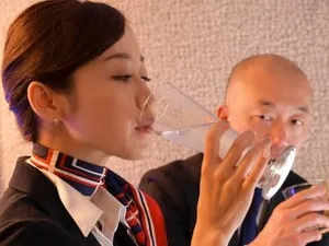 Người nổi tiếng trên mạng có ngực to và mông to! Bạn tình của tôi đang sờ vào âm hộ của tôi và nó ướt quá! Mút liếm dương vật, nâng mông béo lên, ôm eo và tiến vào từ phía sau, tắm trong phòng tắm...