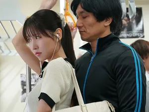 Một cô gái có thân hình tuyệt đẹp và vòng ba căng tròn! Ngực hồng và săn chắc! Khoả thân trên giường, vòng eo thon gọn và đôi chân đẹp, cưỡi trên một con cặc giả, sờ mó lỗ và bắn nước trắng