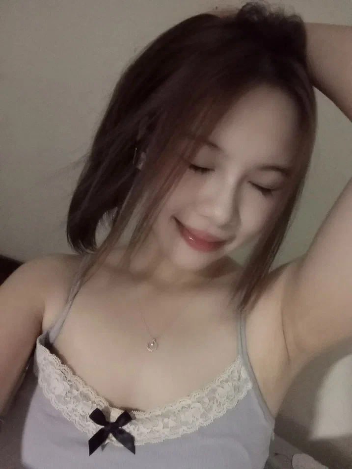 Bố dượng trừng phạt đứa con gái ngỗ nghịch không nghe lời