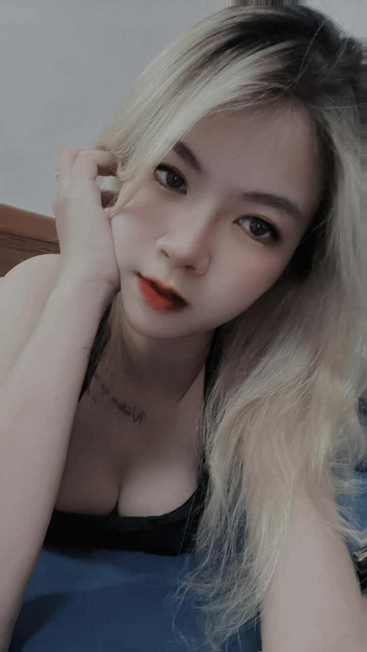 Em nhân viên bênh viện tận tình chăm sóc bệnh nhân có công việc phụ ở “onlyfans”